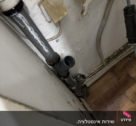 צינורות ותשתיות אינסטלציה על קיר
